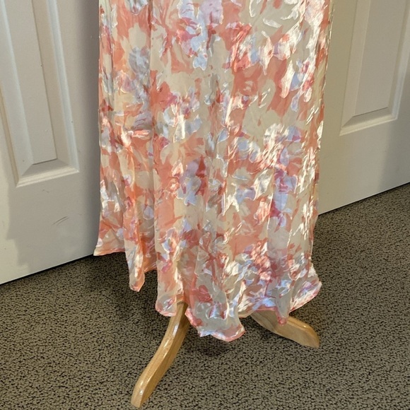 Astr Flowy Floral Dress Size Medium in Like New Condition - Picture 8 of 11